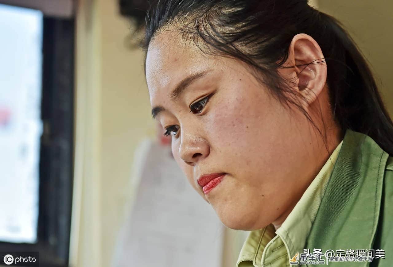 70米高空中“穿针引线”女子做门吊司机13年 一大尴尬让她少喝水