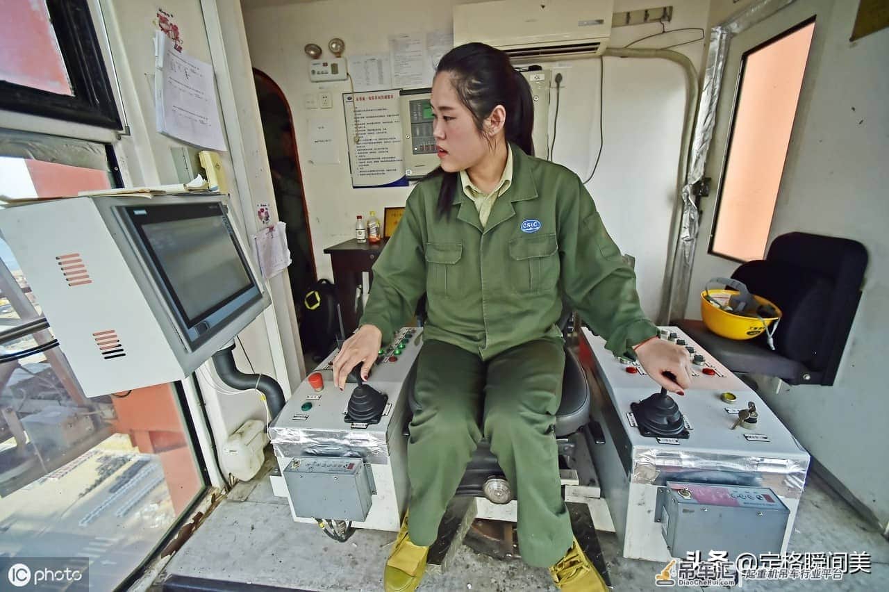 70米高空中“穿针引线”女子做门吊司机13年 一大尴尬让她少喝水
