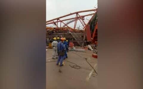 江苏泰兴一船厂起重机倒塌造成一死一伤，或因超重吊装所致