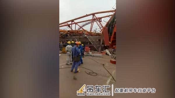 江苏泰兴一船厂起重机倒塌造成一死一伤，或因超重吊装所致