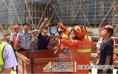 无锡一塔吊司机在塔吊作业时被晒至中暑，塔吊监控系统十分必要