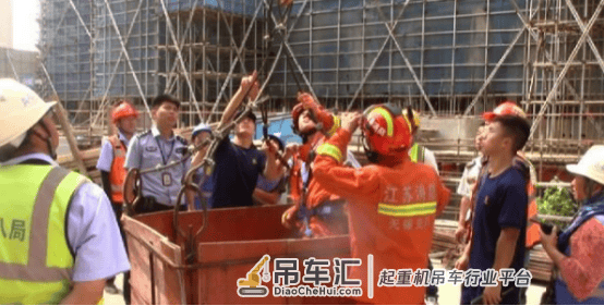 无锡一塔吊司机在塔吊作业时被晒至中暑，塔吊监控系统十分必要