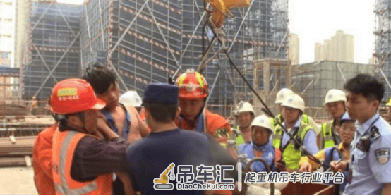 无锡一塔吊司机在塔吊作业时被晒至中暑，塔吊监控系统十分必要