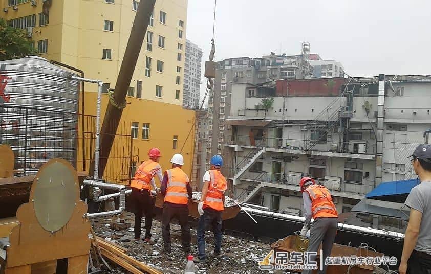 江岸城管借吊车空降拆违 啃下多年未拆“腊骨头”