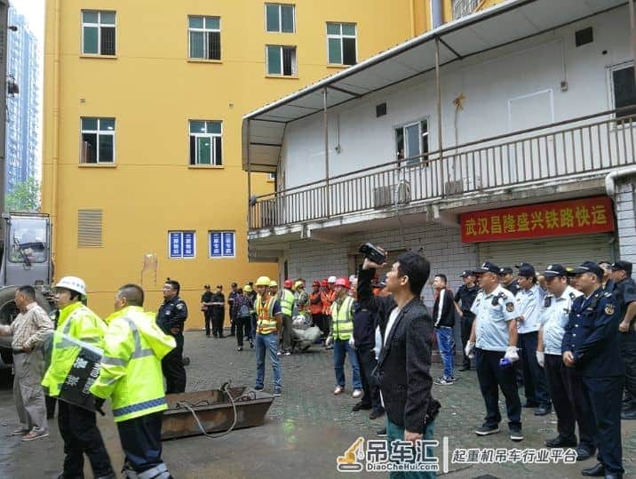 江岸城管借吊车空降拆违 啃下多年未拆“腊骨头”