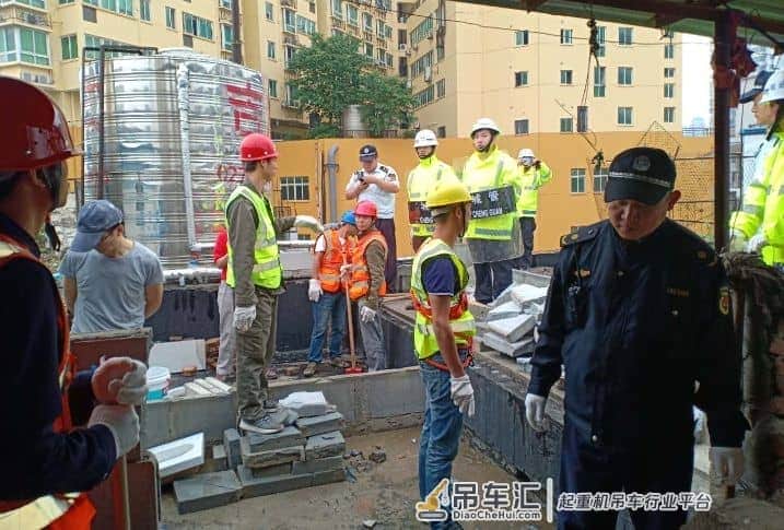 江岸城管借吊车空降拆违 啃下多年未拆“腊骨头”