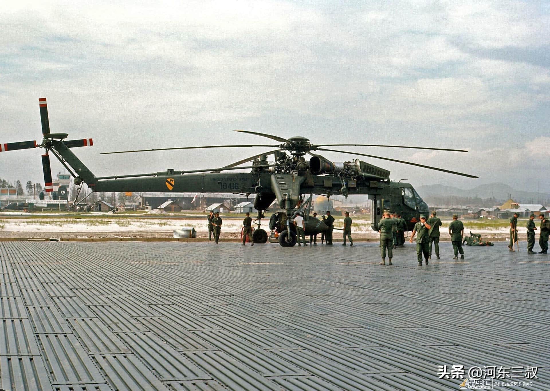 越战老照片，CH-54外型独特，即能吊运物质、还可以投掷炸弹
