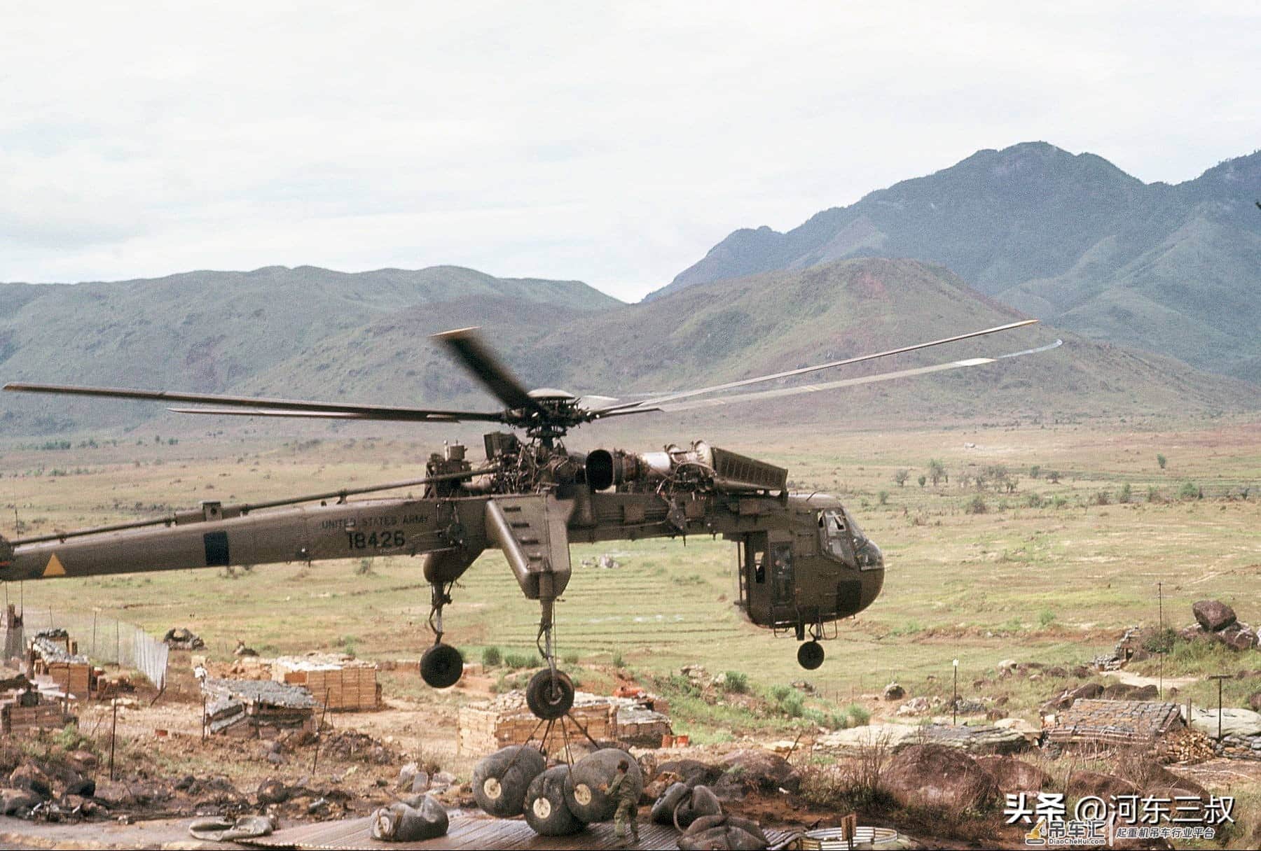 越战老照片，CH-54外型独特，即能吊运物质、还可以投掷炸弹