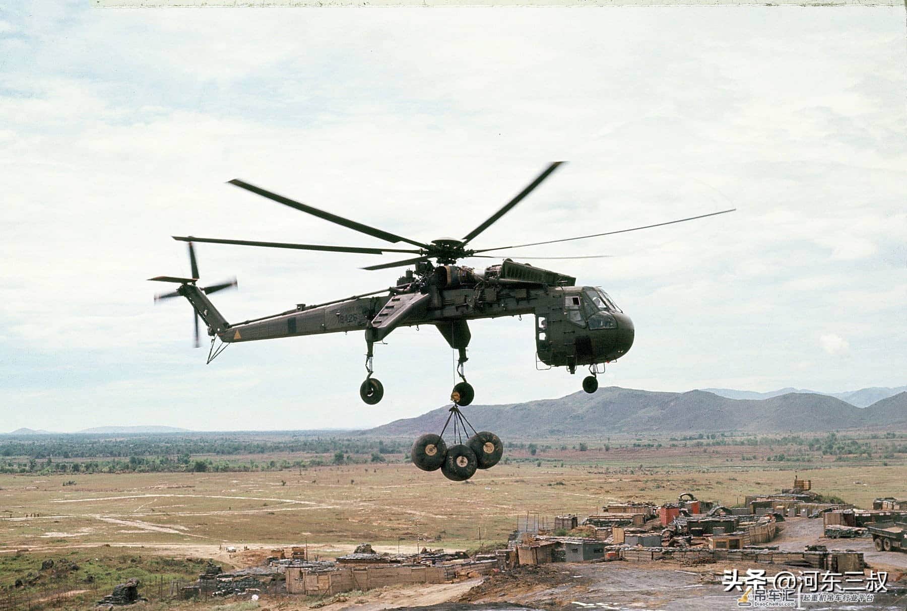 越战老照片，CH-54外型独特，即能吊运物质、还可以投掷炸弹