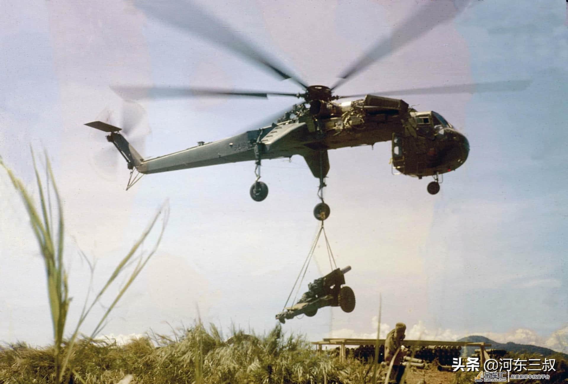 越战老照片，CH-54外型独特，即能吊运物质、还可以投掷炸弹
