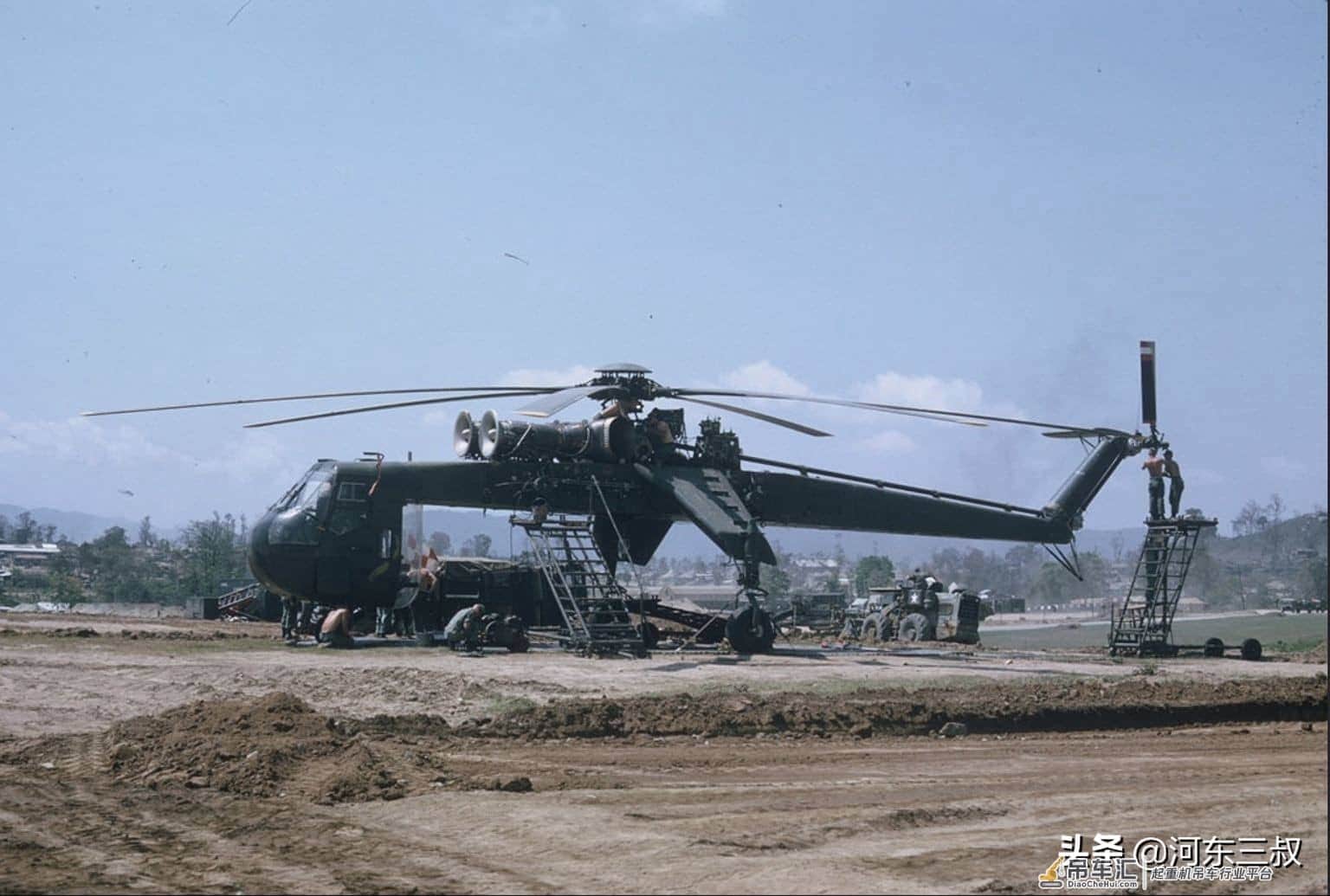 越战老照片，CH-54外型独特，即能吊运物质、还可以投掷炸弹