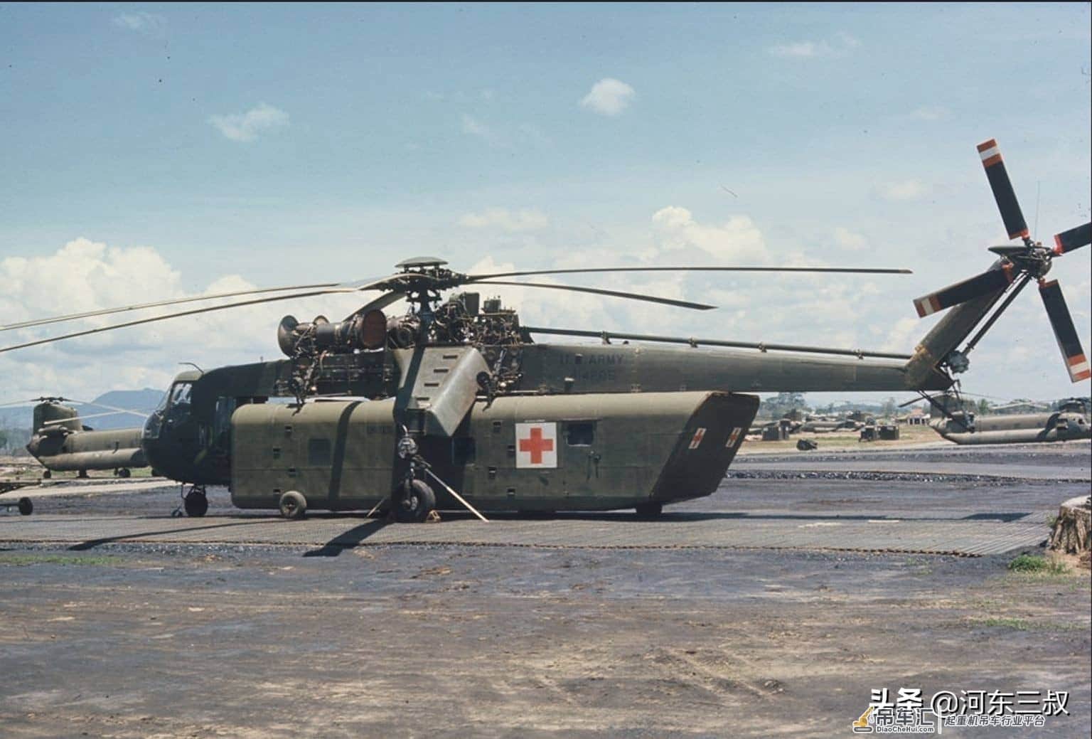 越战老照片，CH-54外型独特，即能吊运物质、还可以投掷炸弹