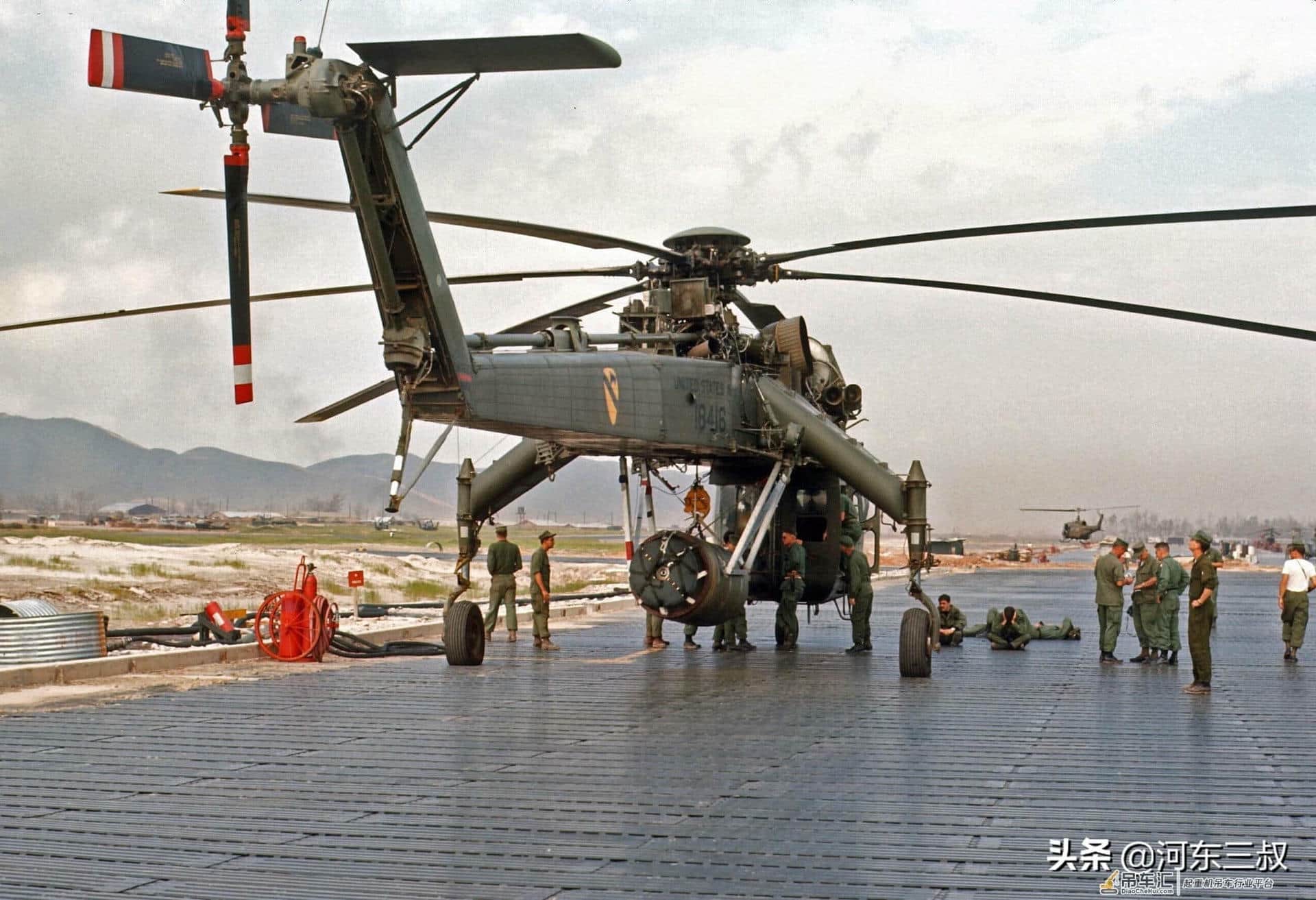 越战老照片，CH-54外型独特，即能吊运物质、还可以投掷炸弹
