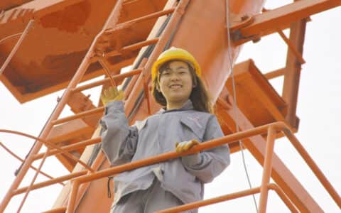 直击九零后塔吊女司机“尴尬”的日常生活