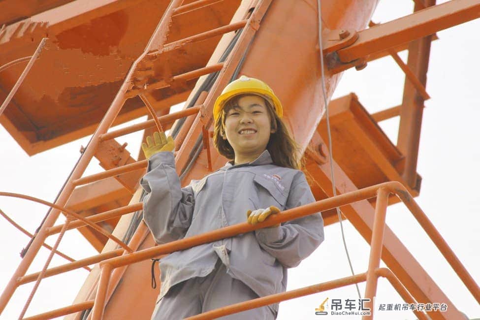 直击九零后塔吊女司机“尴尬”的日常生活