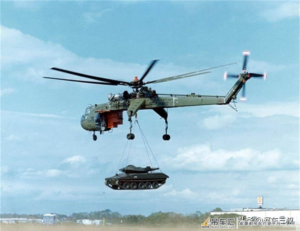 越战老照片，CH-54外型独特，即能吊运物质、还可以投掷炸弹