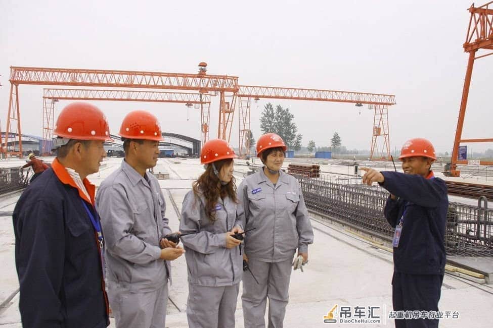 直击九零后塔吊女司机“尴尬”的日常生活