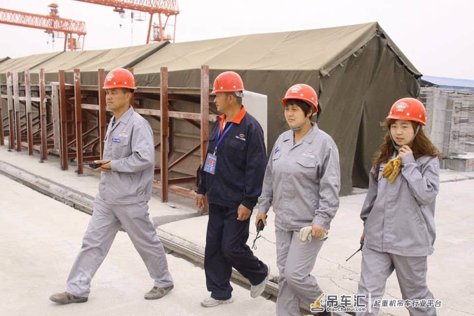 直击九零后塔吊女司机“尴尬”的日常生活
