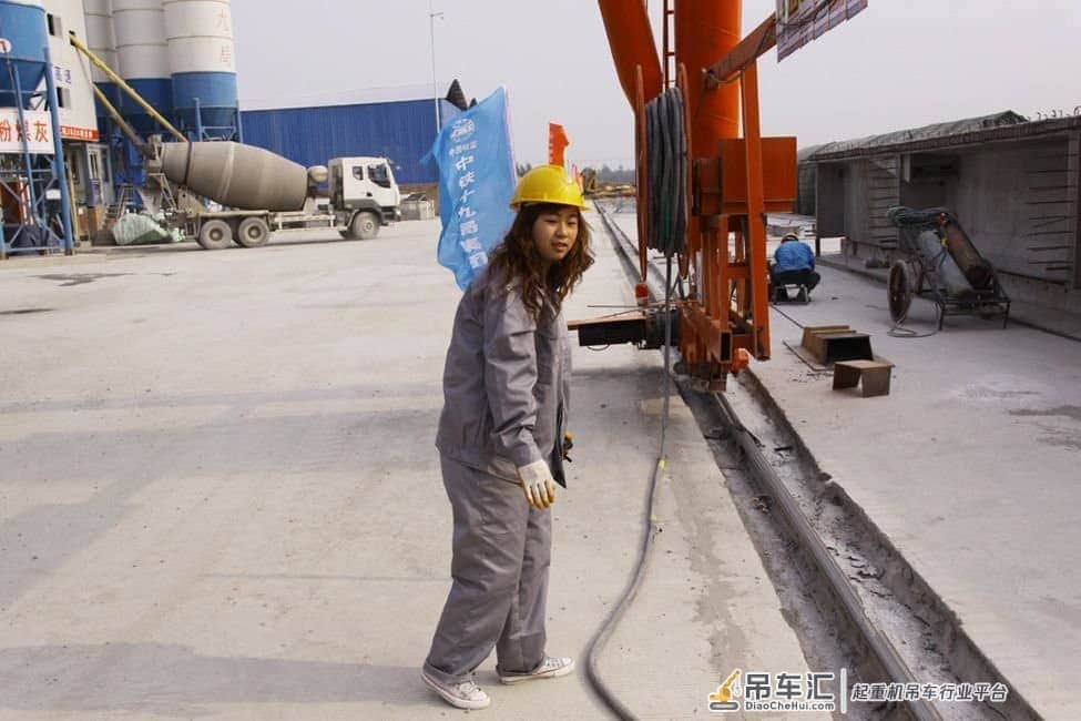 直击九零后塔吊女司机“尴尬”的日常生活