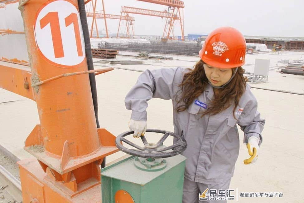 直击九零后塔吊女司机“尴尬”的日常生活