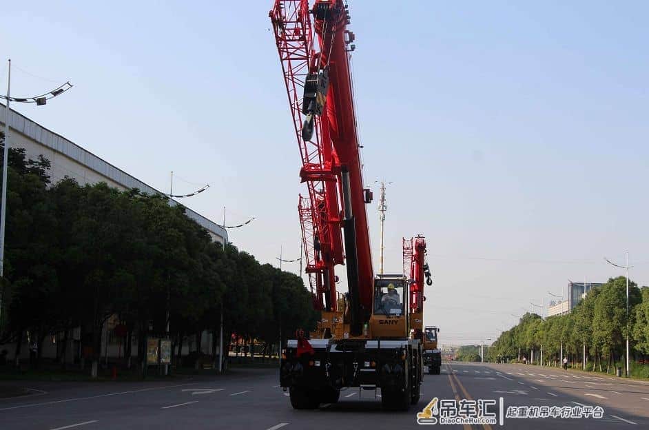 7台用于“一带一路”建设项目的60吨越野吊车终于“上高速”了