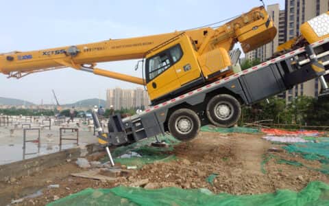 12吨吊机被2吨电线杆“撬起”