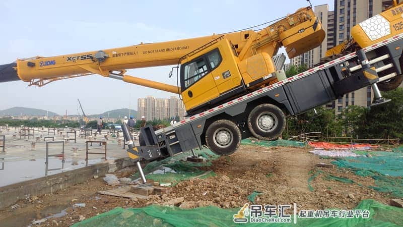 12吨吊机被2吨电线杆“撬起”