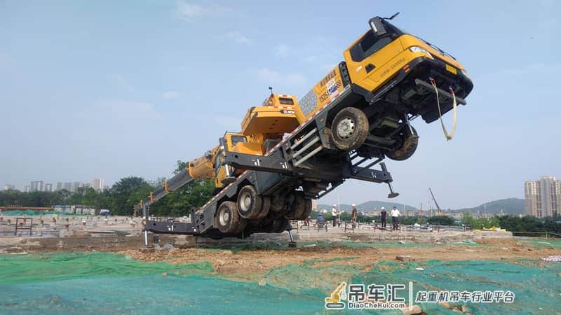 12吨吊机被2吨电线杆“撬起”