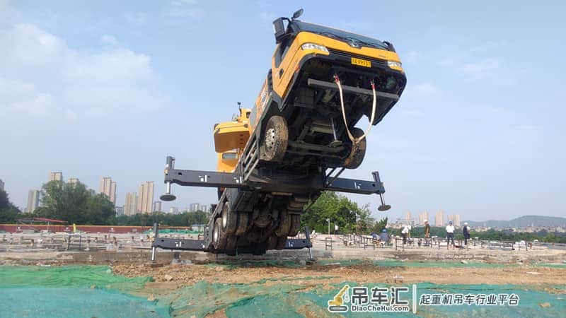 12吨吊机被2吨电线杆“撬起”