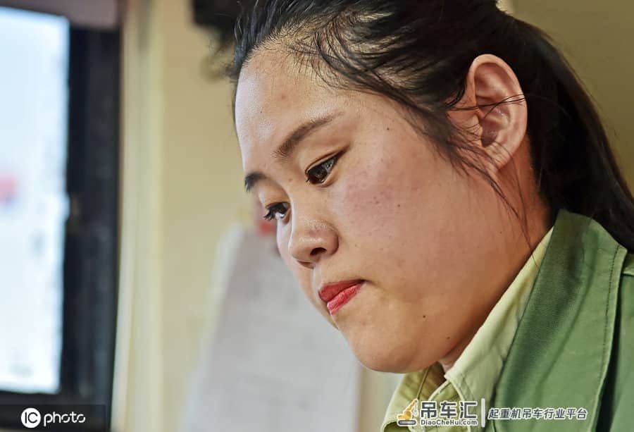 女子做13年吊车司机,工作时不敢上厕所,最开心见证巨轮制造