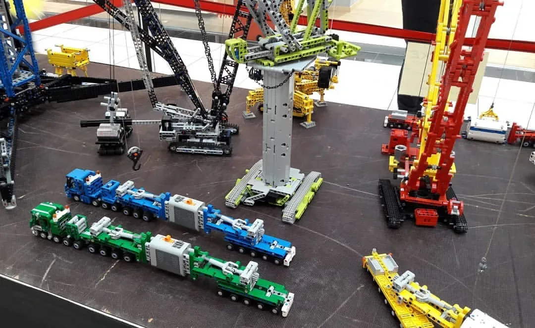 乐高大型工程系列展会，模拟搭建起重机和吊车