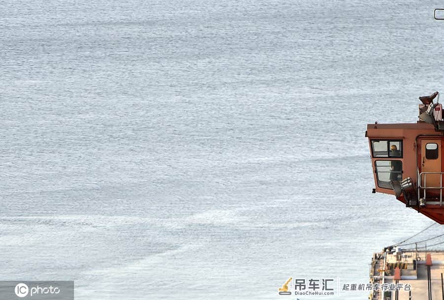 女子做13年吊车司机,工作时不敢上厕所,最开心见证巨轮制造