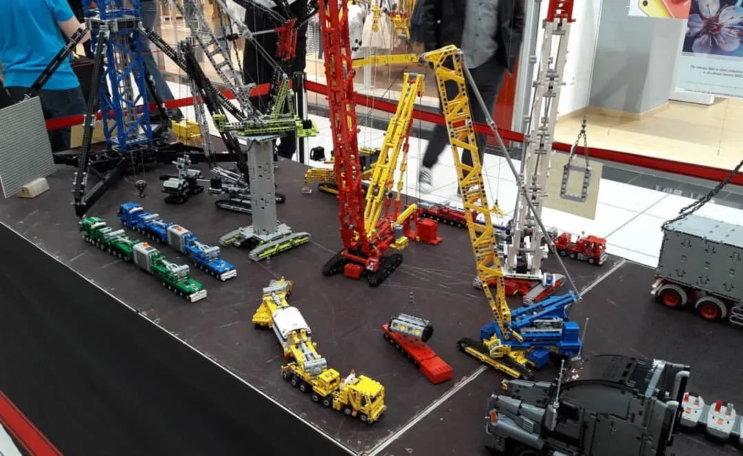 乐高大型工程系列展会，模拟搭建起重机和吊车