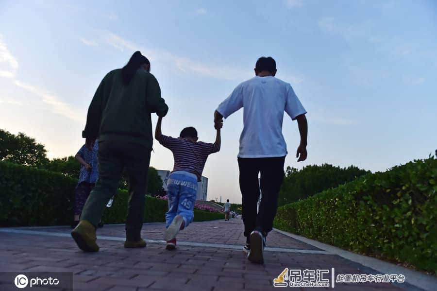 女子做13年吊车司机,工作时不敢上厕所,最开心见证巨轮制造