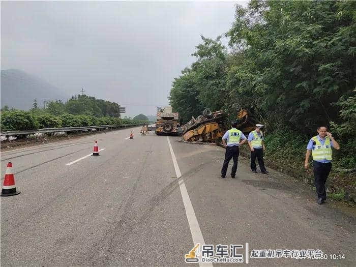 事发贺州！一辆吊车高速上翻车！