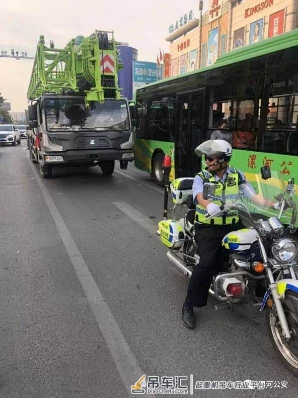 吊车驾驶员@所有人 :“点赞,河南交警好样的!”