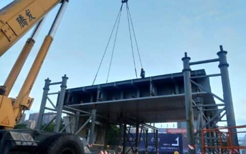 沈阳浑南大道快速路与南京街立交工程钢箱梁吊装完成