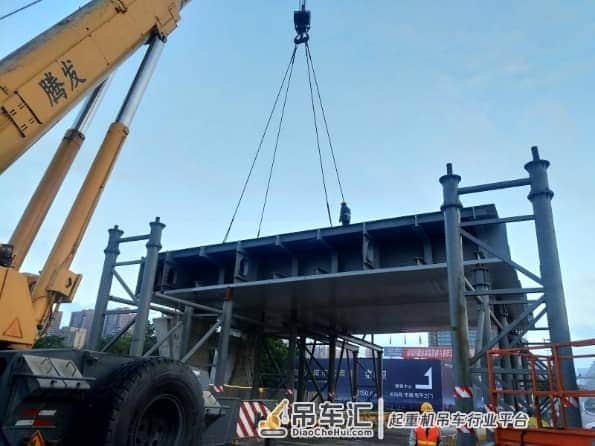 沈阳浑南大道快速路与南京街立交工程钢箱梁吊装完成