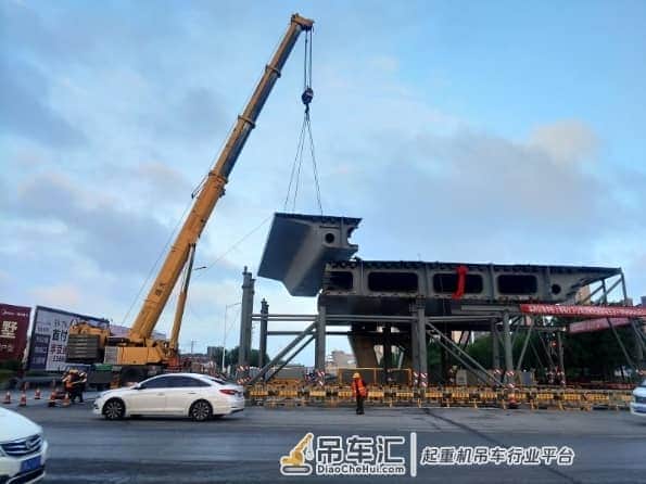 沈阳浑南大道快速路与南京街立交工程钢箱梁吊装完成