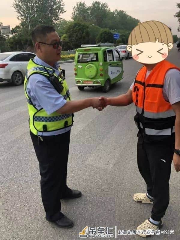吊车驾驶员@所有人 :“点赞,河南交警好样的!”