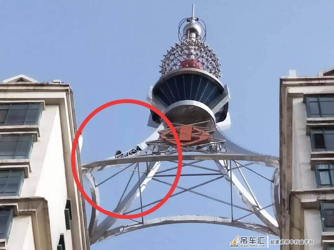 「我在现场」160吨大吊车,今早停到了嘉峪关这个地方,进行75米高空作业,汽车人变身