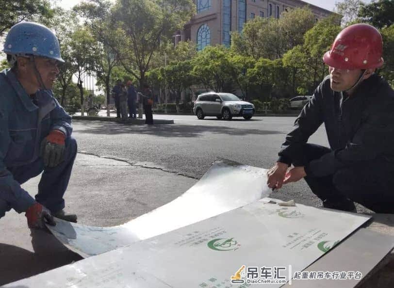 「我在现场」160吨大吊车,今早停到了嘉峪关这个地方,进行75米高空作业,汽车人变身