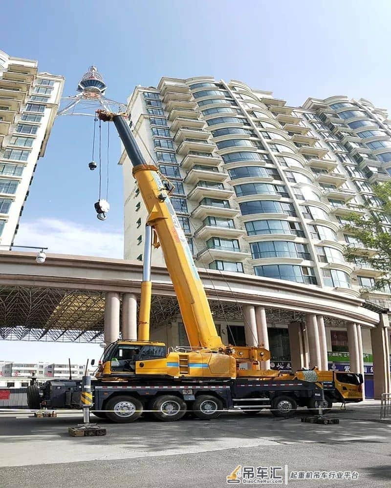 「我在现场」160吨大吊车,今早停到了嘉峪关这个地方,进行75米高空作业,汽车人变身