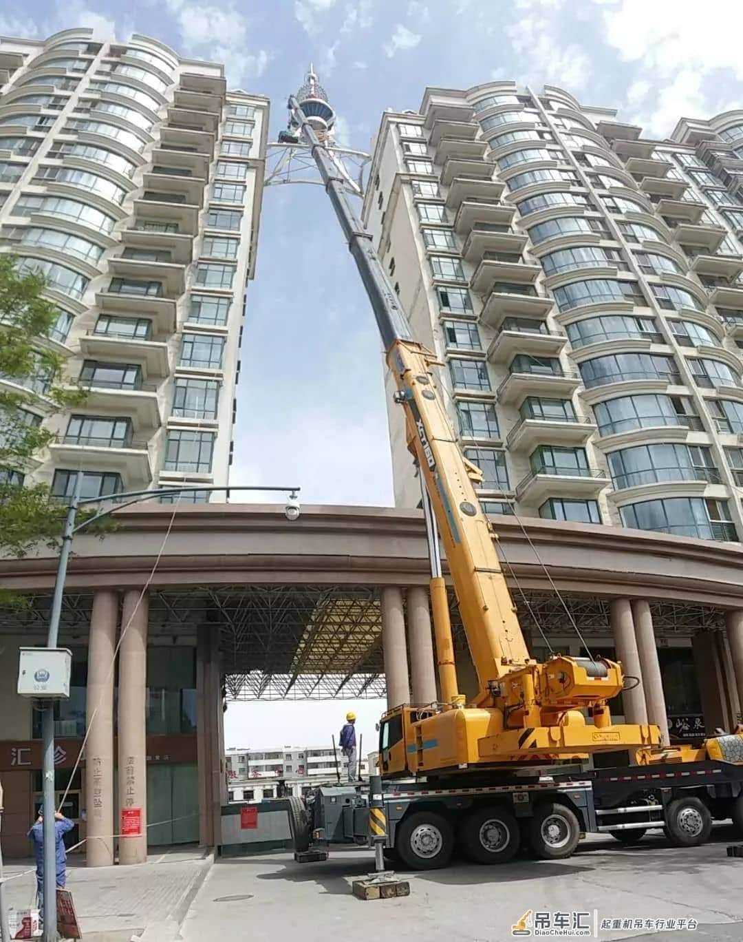 「我在现场」160吨大吊车,今早停到了嘉峪关这个地方,进行75米高空作业,汽车人变身