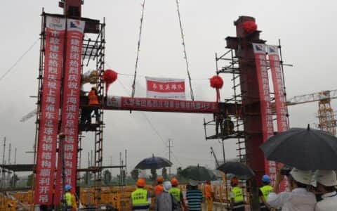 上港新主场建设进“快车道”，看台首根钢结构横梁吊装成功