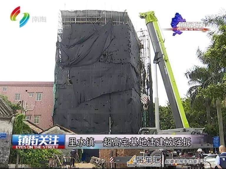大型起重机将挖掘机吊上七楼后……拆！