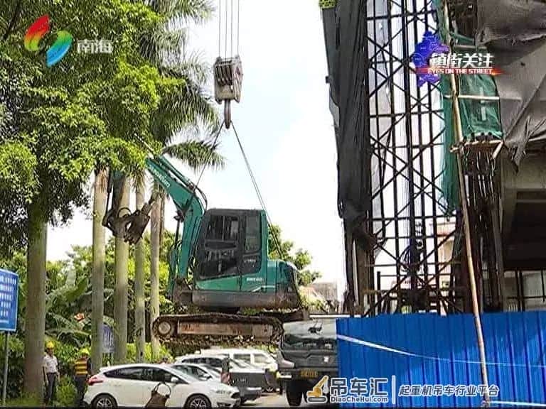 大型起重机将挖掘机吊上七楼后……拆!