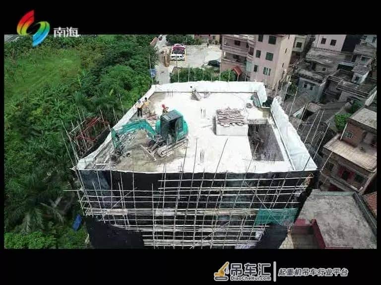 大型起重机将挖掘机吊上七楼后……拆!