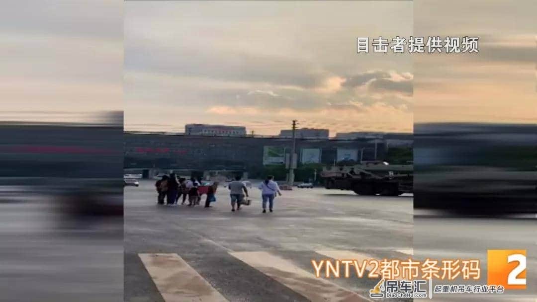 惨痛！孩子，一路走好！吊车撞倒自行车，1名孩子当场身亡！