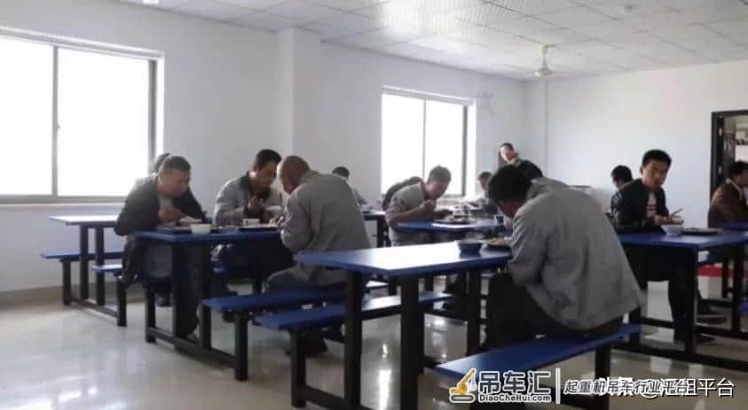 这位吊车老板厉害！36岁才入行，面对面分享他的故事